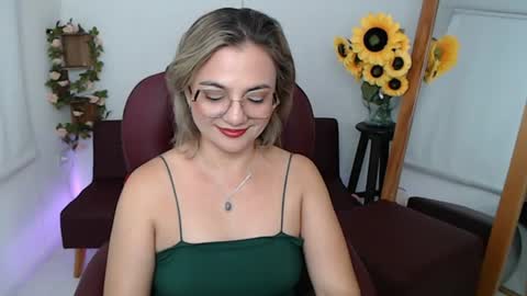 Snapshot of lilly_milf chatting on 06-30-26, 03:13 Lilly online show from 06-30-26, 03:13