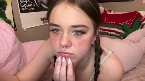 Snapshot of lillyriverss chatting on 12-10-24, 02:38 Lilly online show from 12-10-24, 02:38