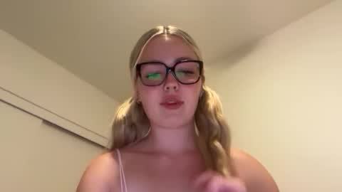 Snapshot of lillysweetsss chatting on 09-25-25, 06:17 Lilly online show from 09-25-25, 06:17