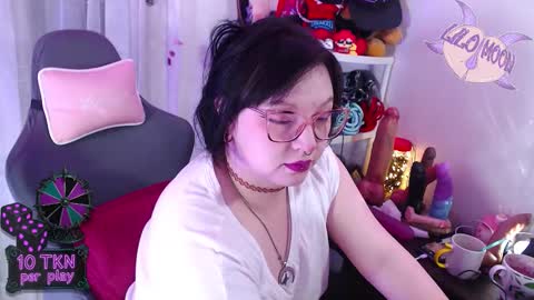 Snapshot of lilomoon69 chatting on 11-17-25, 02:45 Lilo online show from 11-17-25, 02:45