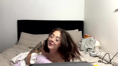 Snapshot of liloshroxy chatting on 02-24-25, 05:22 Roxy online show from 02-24-25, 05:22