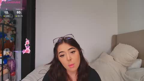 Snapshot of liloshroxy chatting on 10-19-25, 11:16 Roxy online show from 10-19-25, 11:16