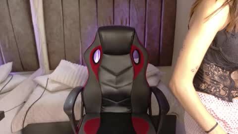 Snapshot of lily_beet chatting on 11-10-25, 03:38 Lily online show from 11-10-25, 03:38