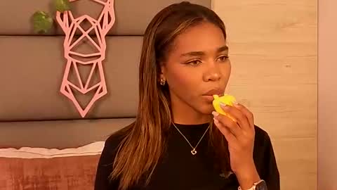 Lily Miiller online show from 10-26-25, 06:58