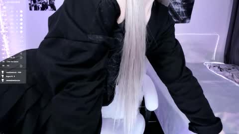 Snapshot of lily_weep chatting on 12-14-25, 02:50 Lily online show from 12-14-25, 02:50