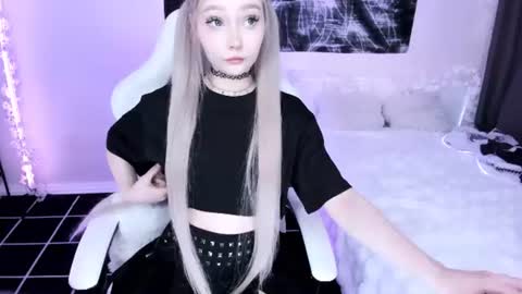 Lily online show from 06-18-26, 12:00