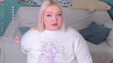 Snapshot of lilybelll chatting on 12-18-24, 05:00 Lily online show from 12-18-24, 05:00