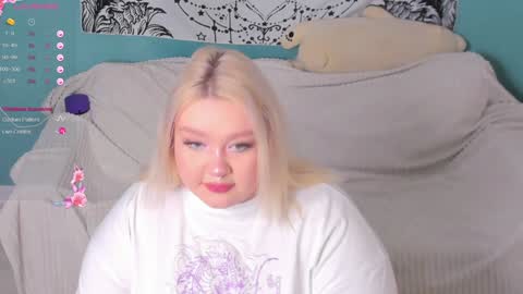 Snapshot of lilybelll chatting on 12-27-24, 01:43 Lily online show from 12-27-24, 01:43
