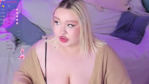 Snapshot of lilybelll chatting on 02-19-25, 01:50 Lily online show from 02-19-25, 01:50