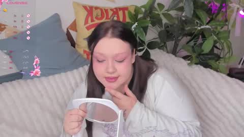 Snapshot of lilybelll chatting on 10-16-25, 03:18 Lily online show from 10-16-25, 03:18