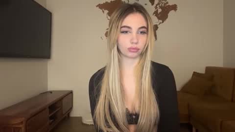 Lily online show from 03-25-26, 06:47