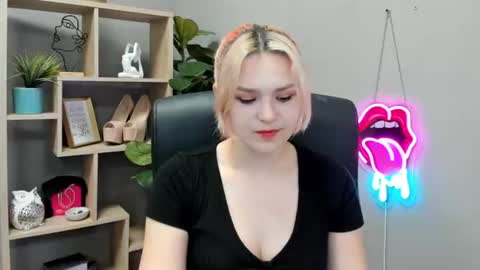 Snapshot of lilysweetxo chatting on 07-13-26, 06:38 Lily online show from 07-13-26, 06:38