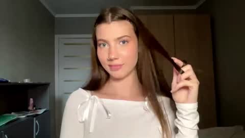 Snapshot of lina_bliss chatting on 07-20-26, 04:42 Lina online show from 07-20-26, 04:42