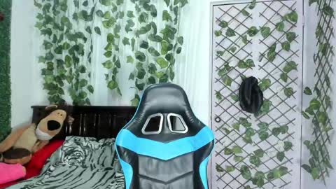 Snapshot of lina_paola chatting on 12-16-25, 12:04 paola online show from 12-16-25, 12:04