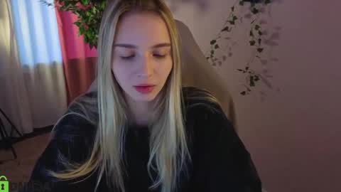 Snapshot of lina_reeds chatting on 05-15-26, 02:29 LINA online show from 05-15-26, 02:29