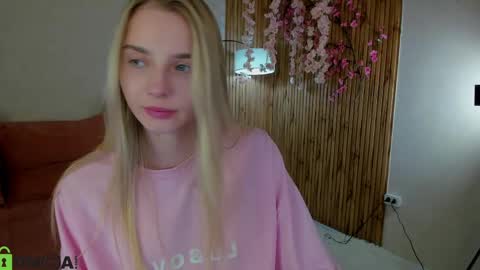 Snapshot of lina_reeds chatting on 05-19-26, 01:11 LINA online show from 05-19-26, 01:11