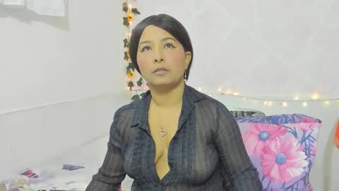 LINA SANCHEZ online show from 10-28-25, 01:03