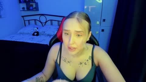 Snapshot of linatruly chatting on 10-17-25, 09:50 Lina online show from 10-17-25, 09:50