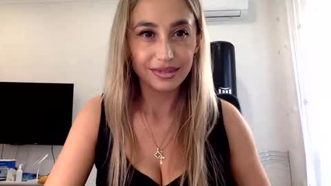 Snapshot of linavora chatting on 11-18-25, 12:20 linavora online show from 11-18-25, 12:20