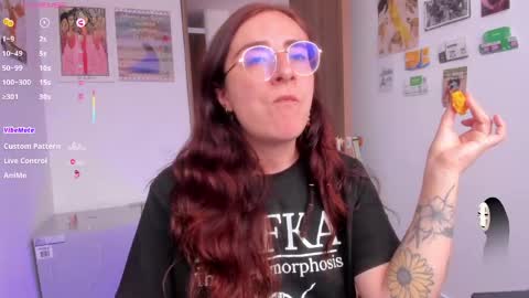 Snapshot of linda_giggle chatting on 06-04-26, 04:24 Giggles online show from 06-04-26, 04:24