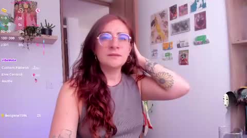 Snapshot of linda_giggle chatting on 06-12-26, 03:22 Giggles online show from 06-12-26, 03:22