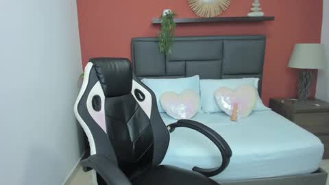 Snapshot of linda_rios_ chatting on 12-19-24, 01:07 L I N D A online show from 12-19-24, 01:07
