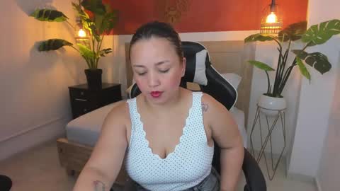 Snapshot of linda_rios_ chatting on 12-29-24, 12:34 L I N D A online show from 12-29-24, 12:34