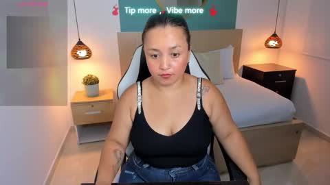 Snapshot of linda_rios_ chatting on 01-18-25, 07:04 L I N D A online show from 01-18-25, 07:04