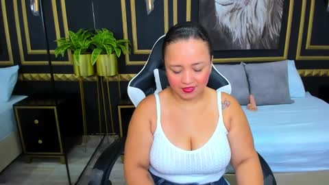 Snapshot of linda_rios_ chatting on 02-01-25, 11:54 L I N D A online show from 02-01-25, 11:54