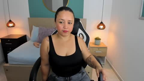 Snapshot of linda_rios_ chatting on 02-18-25, 07:09 L I N D A online show from 02-18-25, 07:09