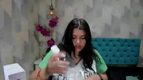 Snapshot of lindabreexlove chatting on 10-24-25, 03:19 online show from 10-24-25, 03:19