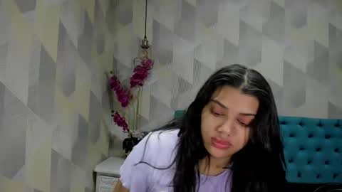 Snapshot of lindabreexlove chatting on 11-09-25, 12:47 online show from 11-09-25, 12:47