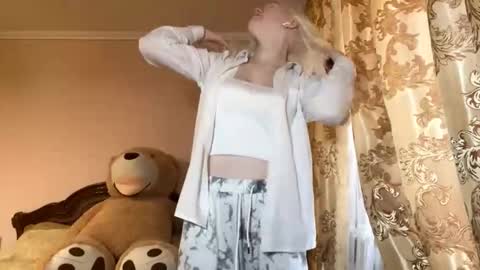 Snapshot of lindabreines chatting on 11-08-25, 09:09 Luna online show from 11-08-25, 09:09