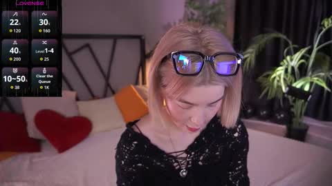 Snapshot of lindathacker chatting on 12-01-25, 04:50 your Linda is back online show from 12-01-25, 04:50