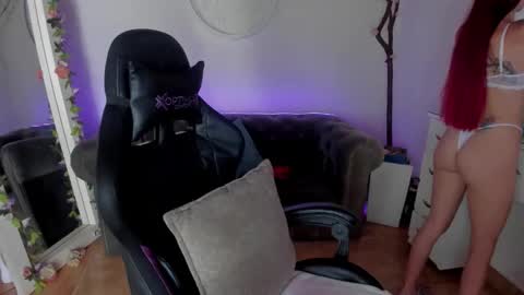 Lindsay    online show from 12-21-25, 03:52