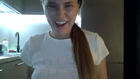 Snapshot of lindsisecret chatting on 10-25-25, 06:35 Anna online show from 10-25-25, 06:35