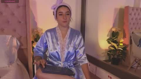 Snapshot of linoshka_1 chatting on 03-29-26, 08:20 Luciana online show from 03-29-26, 08:20