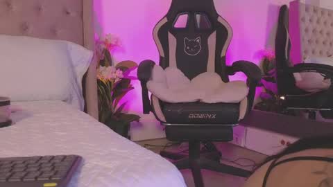 Snapshot of linoshka_1 chatting on 04-16-26, 08:20 Luciana online show from 04-16-26, 08:20