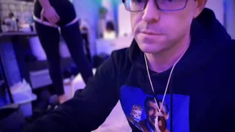 linuxgirlsudosu online show from 02-04-25, 08:13