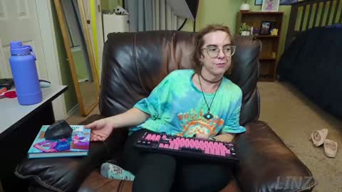 Snapshot of linzy19 chatting on 12-25-24, 05:37 Linzy19 online show from 12-25-24, 05:37