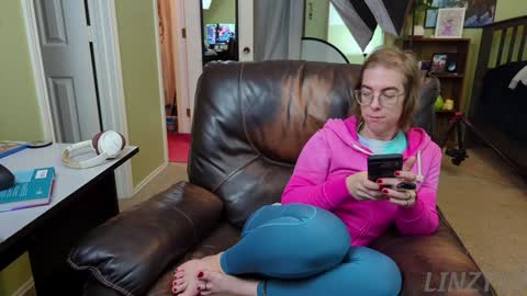 Snapshot of linzy19 chatting on 01-08-25, 03:29 Linzy19 online show from 01-08-25, 03:29