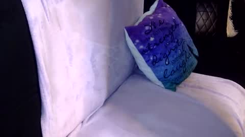 Snapshot of liratransxo chatting on 09-28-25, 04:01 Transexual Elixir online show from 09-28-25, 04:01