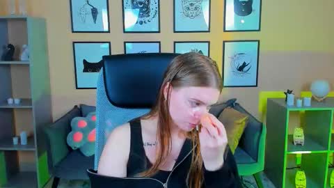 Lisa online show from 10-25-25, 02:19
