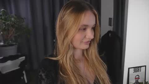 Elisabeth or Lisa online show from 10-21-25, 08:20