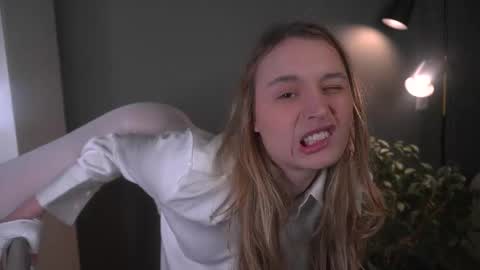 Elisabeth or Lisa online show from 12-22-25, 08:28