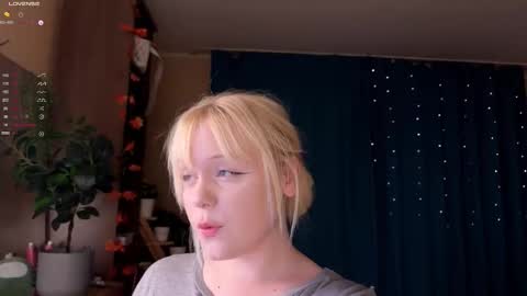 -Lisa- Help me to reach 100 thumbs up3 online show from 11-22-25, 09:03