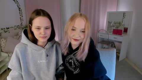 Lisa blonde  Alisa brunette online show from 04-10-26, 06:56