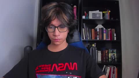 Snapshot of literateboy chatting on 01-10-26, 01:40 Literateboy online show from 01-10-26, 01:40