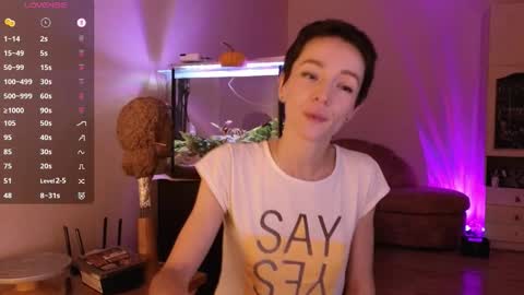 Snapshot of litllle_alis_a chatting on 11-25-25, 09:15 Alisa online show from 11-25-25, 09:15