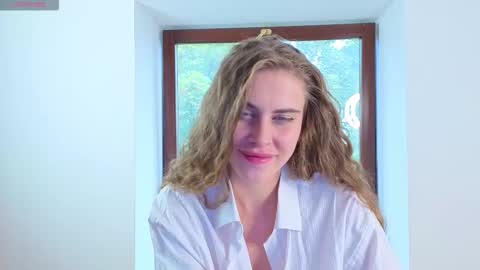 Snapshot of little_cu1tie chatting on 10-07-25, 10:45 Margo online show from 10-07-25, 10:45